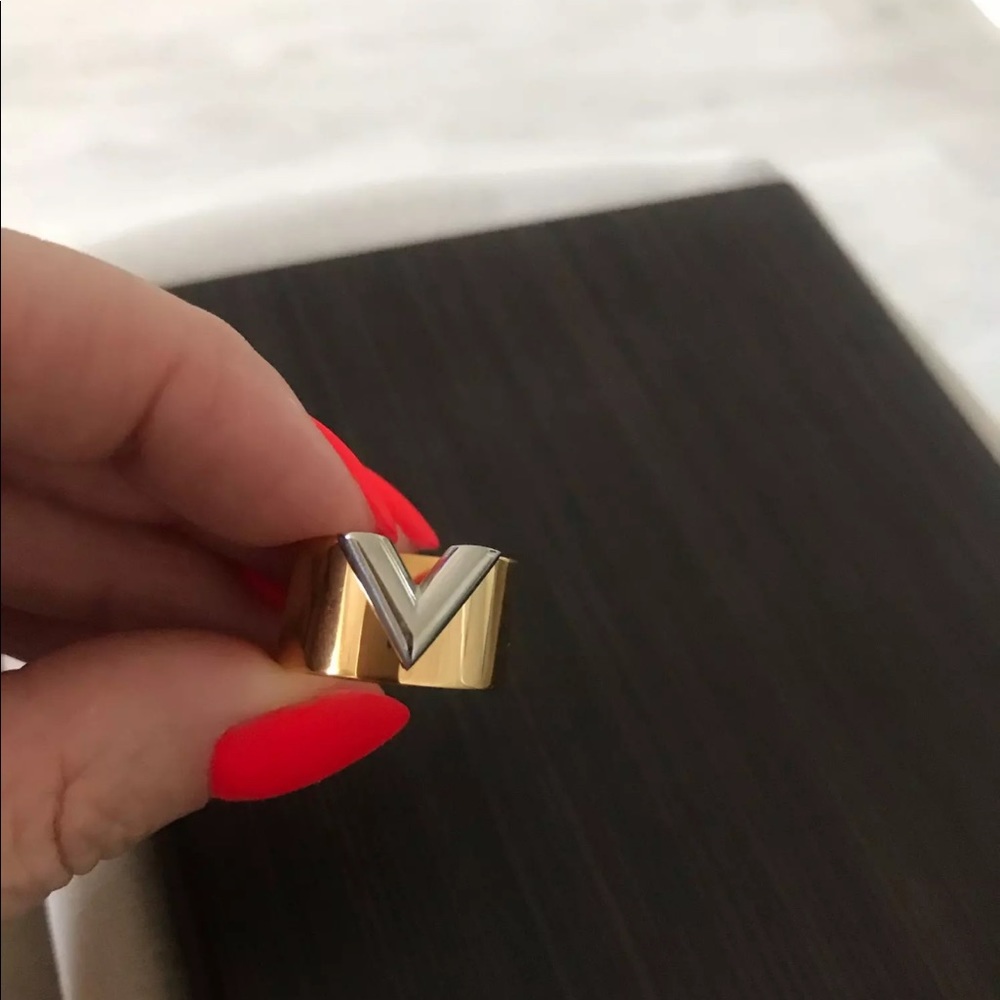 NEW V ring design 18k Rose Gold Filled Love Ring - Picture 4 of 9